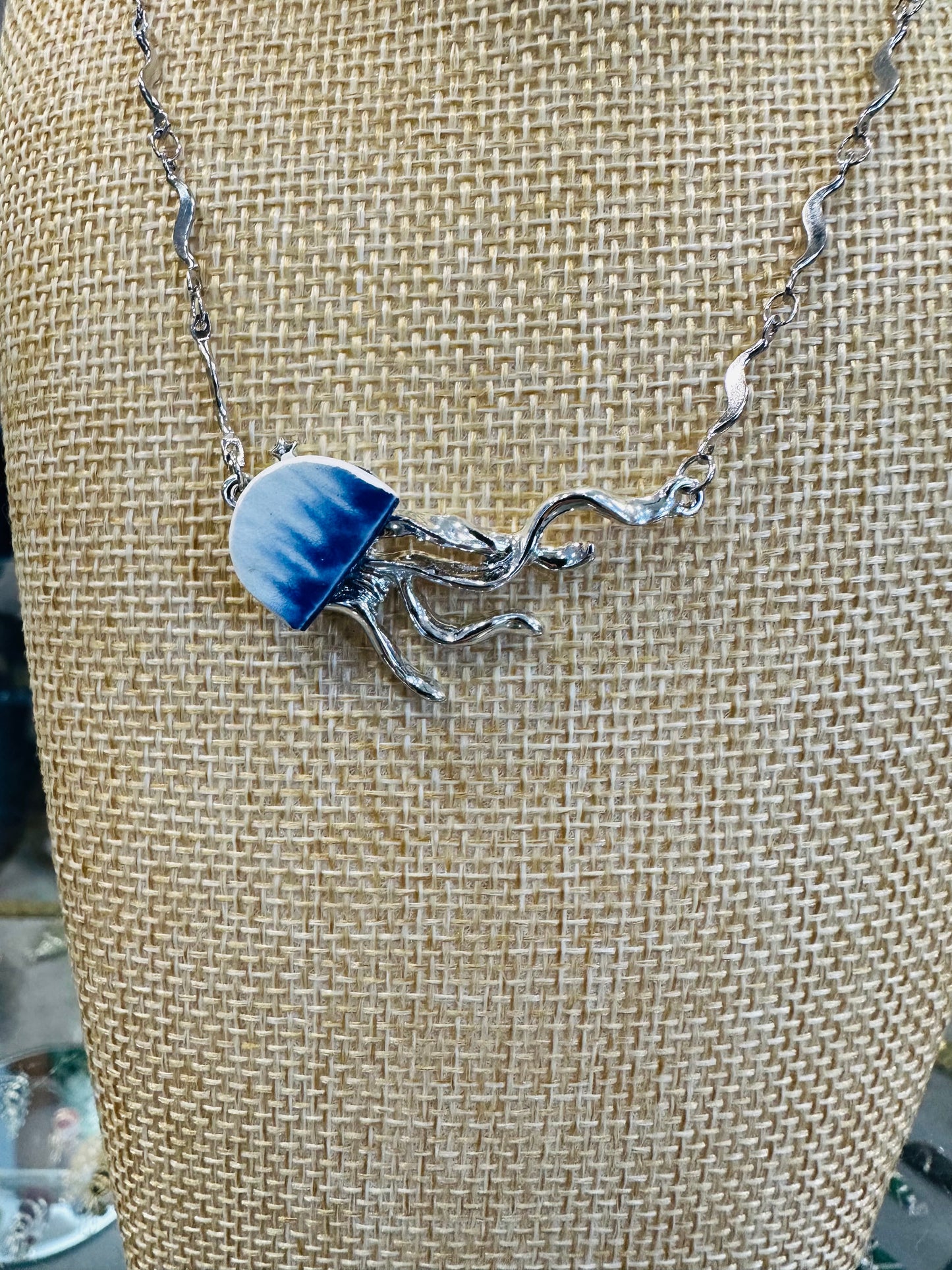 Jellyfish Chaney pendant